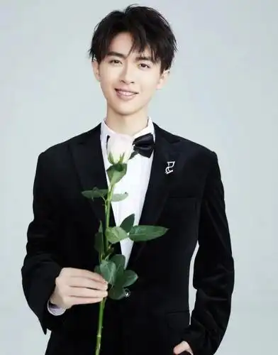 张逸杰被曝耍大牌故意踢飞群演盒饭张逸杰发文回应引争议