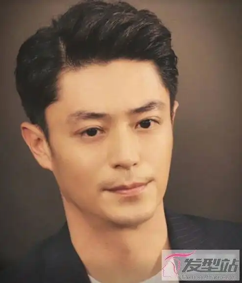 长发三七分发型可塑性很高,叫做斜向上刘海三七分发型.