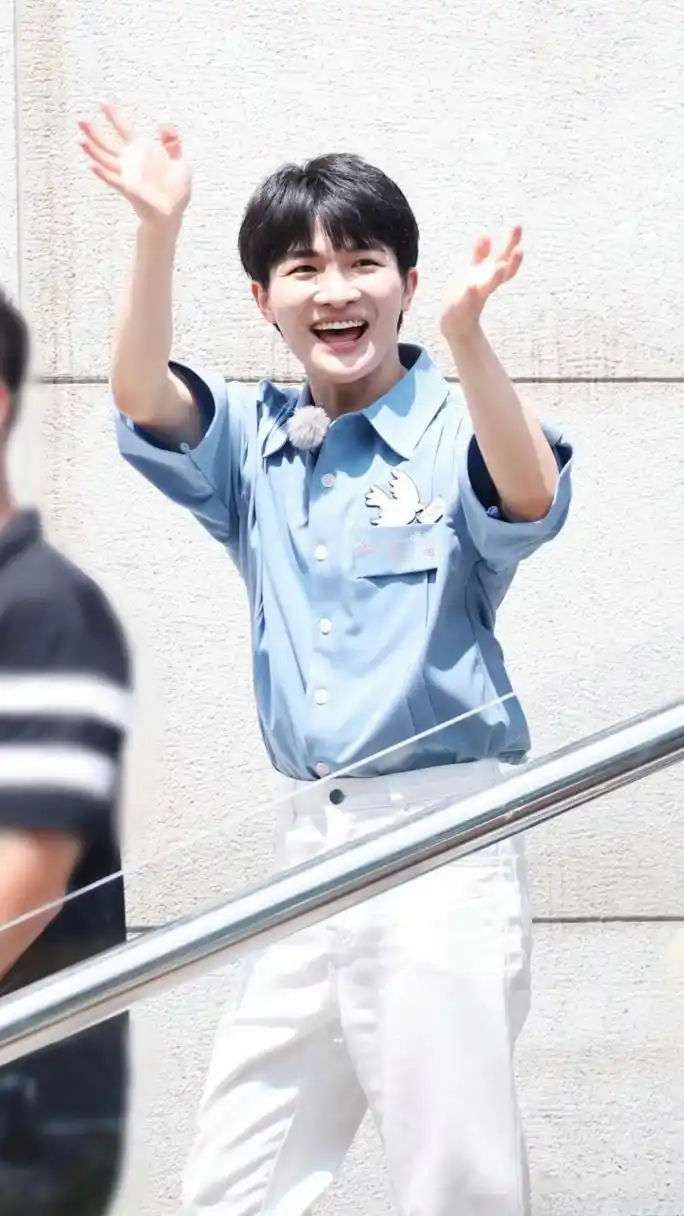 一身蓝色小信鸽的周深,笑容灿烂,元气满满.