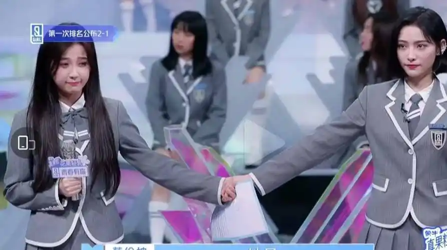 当时蔡徐坤在公开名次的时候,虞书欣和许佳琪两个人手拉着手,表情都