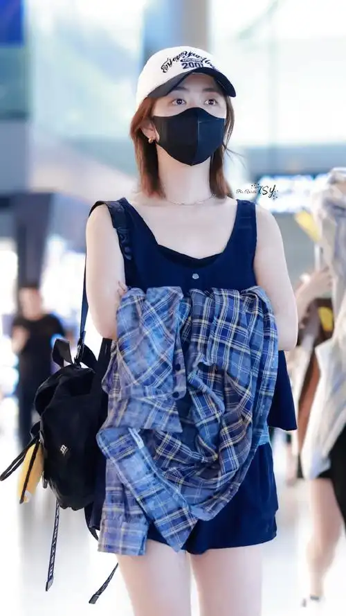 谭松韵蓝色抹胸花朵裙##谭松韵妮维雅身体护理品牌大使