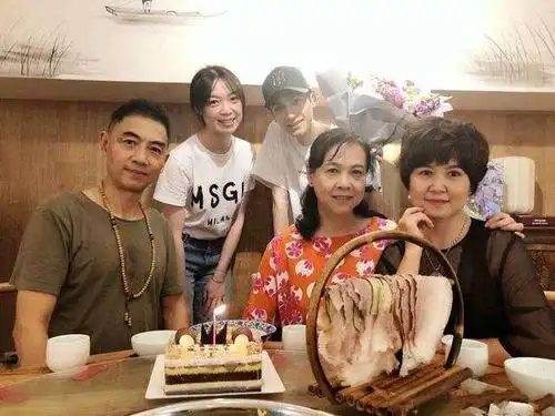 罗云熙自曝曾是全家最丑,本以为是玩笑,看到全家福后,我信了!