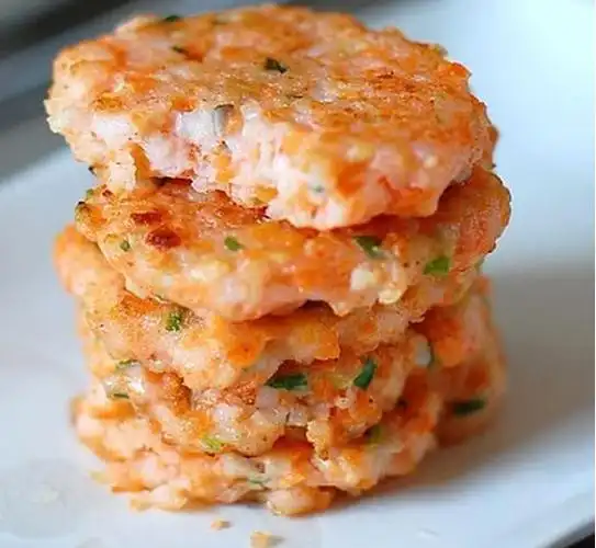 先和我一起准备好材料吧,以免等会手忙脚乱的,准备好虾仁,胡萝卜,杏鲍