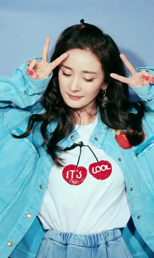 杨幂美照,白白净净的,很可爱迷人,美的像18岁