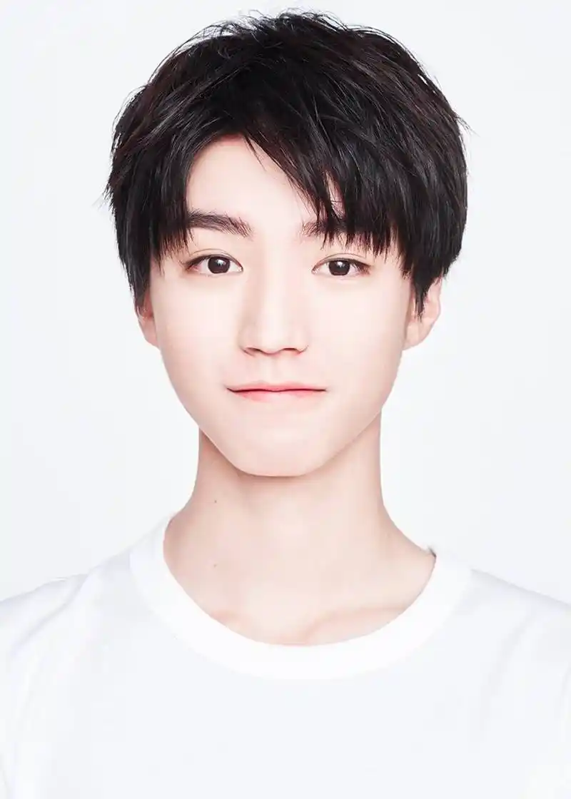 王俊凯分享200827王俊凯帅气证件照来啦快来收藏起来吧