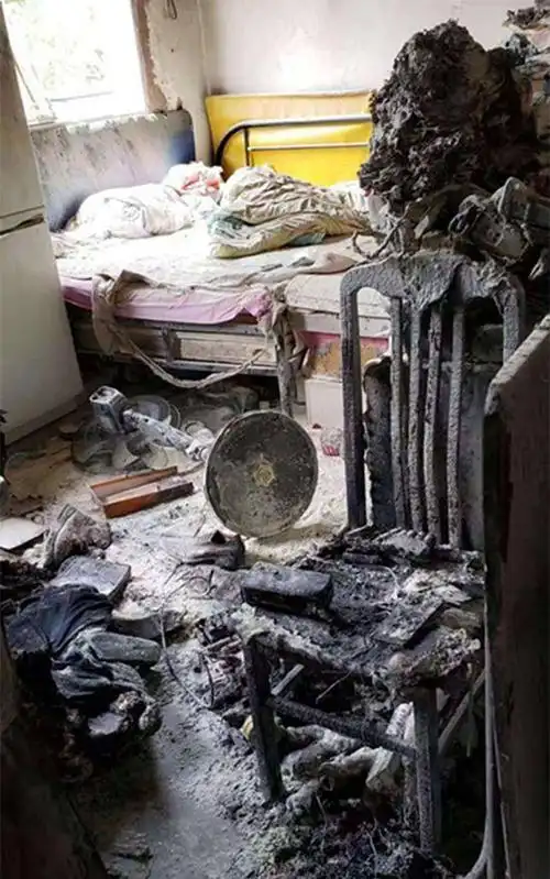 电动车电池爆燃被烧伤一家人跳楼求生生产方质疑电池系冒牌