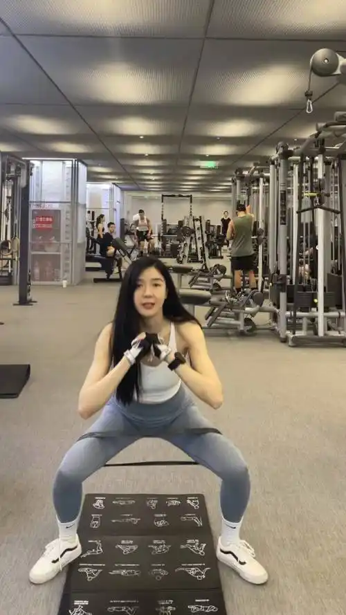 健身达人周韦彤教你日常修身美颜_女神_工作_明星