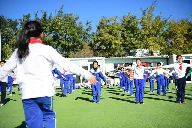 11月7日10时,中国科学院附属玉泉小学门口,百余名小学生头戴黄色安全