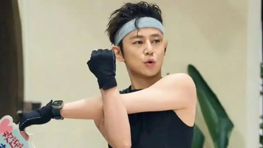 何炅光着膀子秀肌肉,手臂线条优美腹肌亮眼,50岁像吃了防腐剂