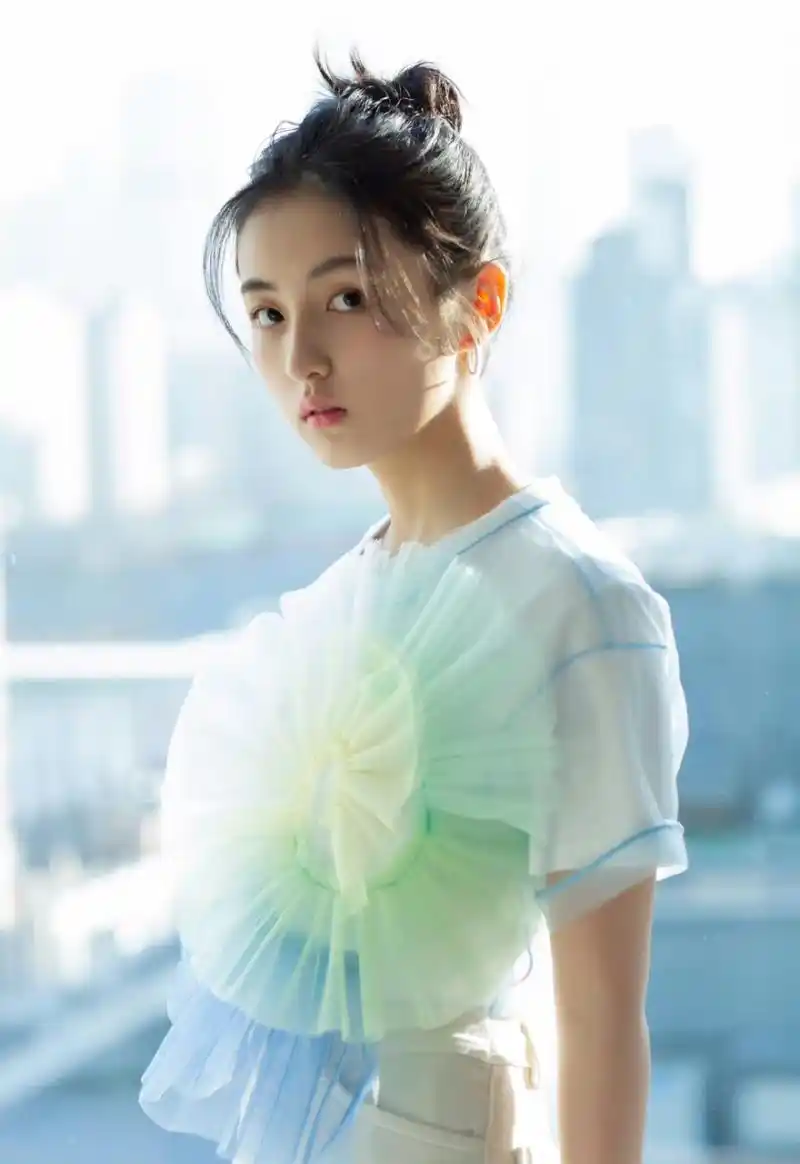 你们喜欢的 周冬雨跟张子枫  两位你能get谁的美 [偷笑][偷笑][偷笑]