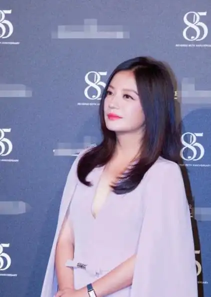 薇45岁了状态超好穿粉紫色斗篷式连衣裙亮相依然年轻貌美