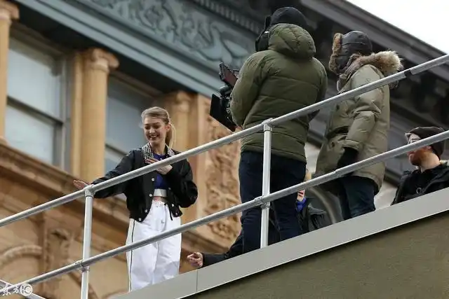 吉吉·哈迪德户外拍摄广告,简单衣装不惧寒冷,网友:敬业超模