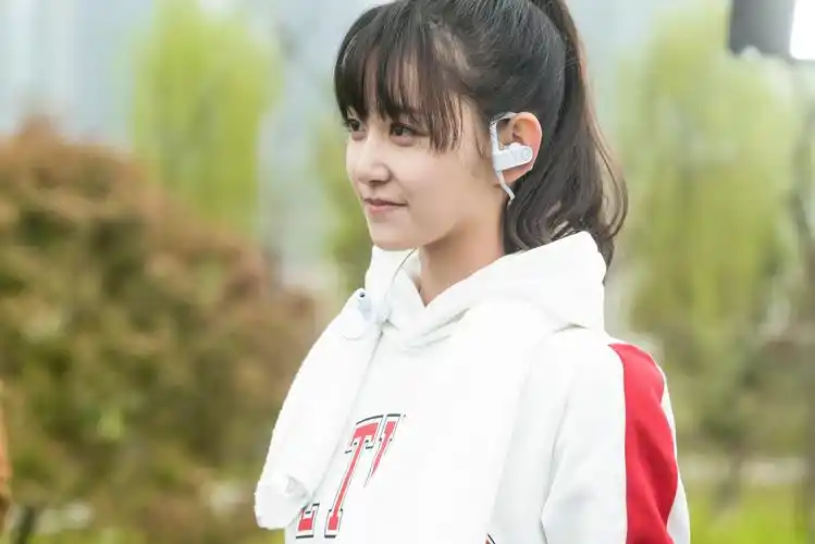 最后特别提一句,饰演夏驰的朱元冰和饰演的晴知的蒋依依两位年轻演员