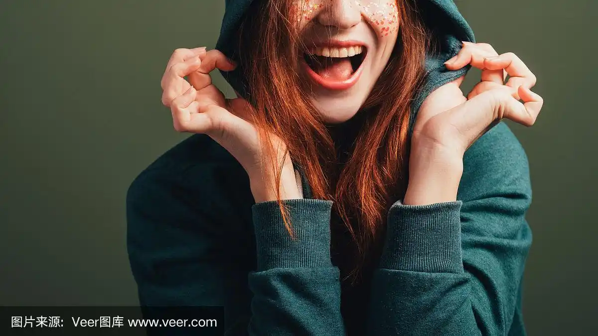 快乐的年轻女子,乐趣,兴高采烈,露齿的微笑