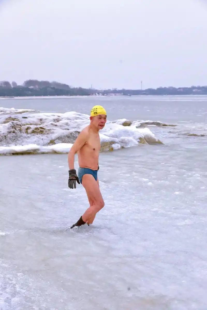 北戴河冬泳队图中倒立老人工程师确切年龄86岁坚持冬泳40余年