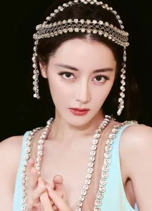 这是迪丽热巴的正面拍摄的大头照片.