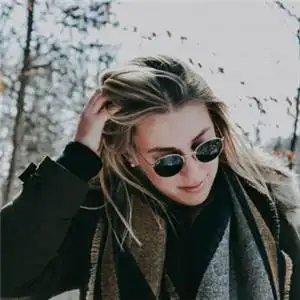 实拍戴墨镜的女生头像