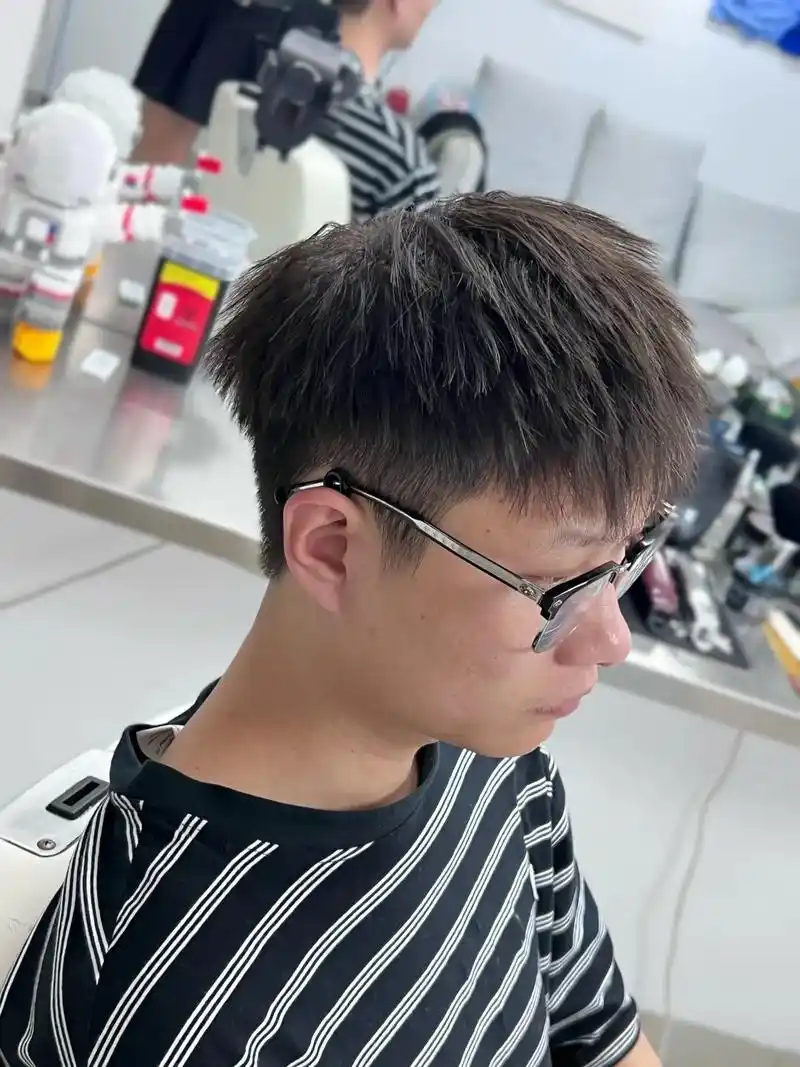 摩根烫碎盖 层次感分明,两侧可剪短也可以做服帖, - 抖音