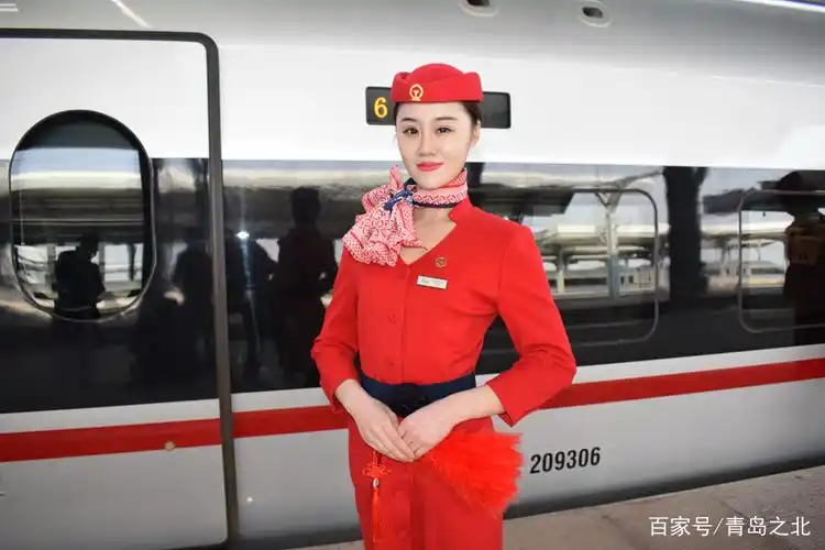 12月26日,济青高铁正式开通,高颜值乘务员小姐姐亮相.