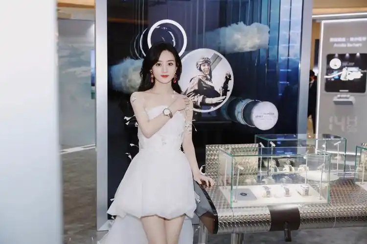 赵丽颖现身郑州浪琴表活动一袭白色羽毛抹胸裙仙气十足