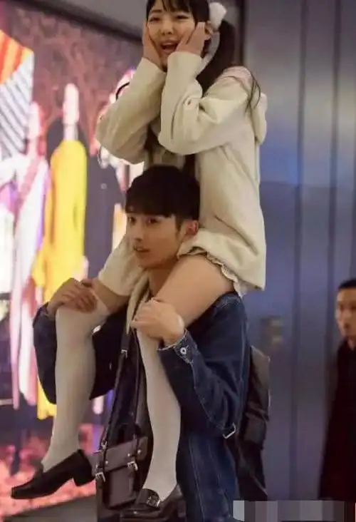 抖音最萌身高差情侣走红,两人相差30厘米,网友:你手注意点