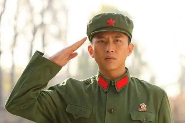 明星的"军礼"照,宝强呆萌,邓超青涩,杨洋帅气,他最"霸气"