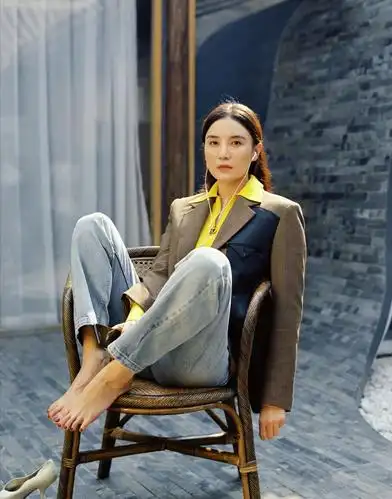 宋佳穿衣真大胆,深v丝绒西装搭配西装裤,干练与性感并存!