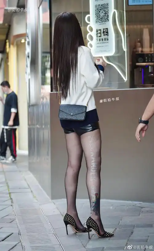 字母长筒袜搭配铆钉高跟鞋性感漂亮