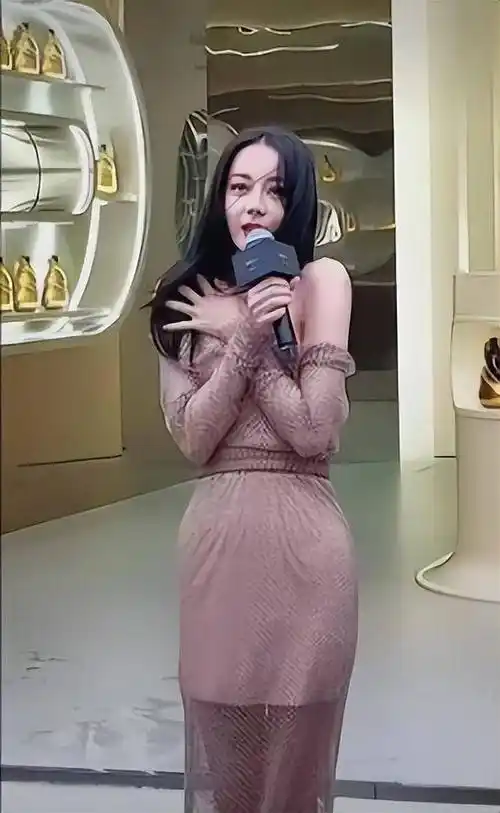 迪丽热巴生图曝光,臀部夸张惊呆网友,明星只有性别是真的吗?
