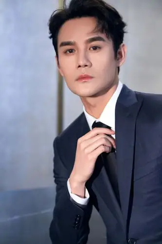 王凯帅气写真精神抖擞长腿无敌 西装革履撩拨领带诱惑力满分