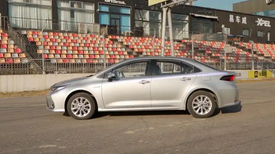 从灯眉延伸出的腰线一路上扬至尾灯,塑造出俯冲式的侧面造型.