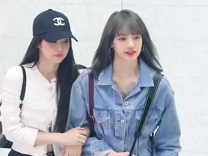 lisa真的男友力max呀,每次欧尼们和lisa一起出街,都要紧紧挽住lisa的