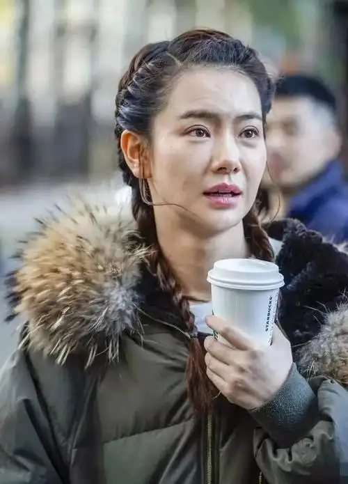 画面上的戚薇,法令纹很重,眼睛凹陷眼皮松弛双眼皮好几层哎呀,别看