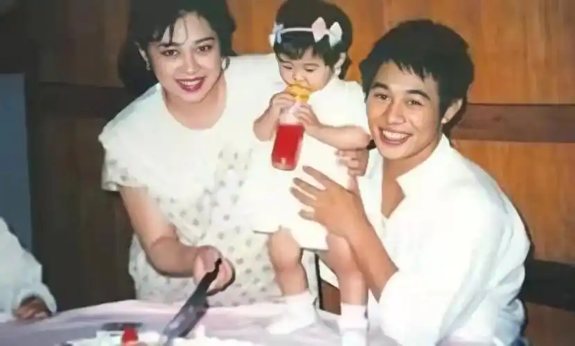 李连杰前妻黄秋燕在怀二胎时被离婚她近况过得如何