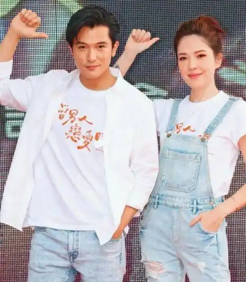 邱泽许玮甯婚后首度秀恩爱,与昆凌等好友聚会,比剪刀手合照放闪_夫妇