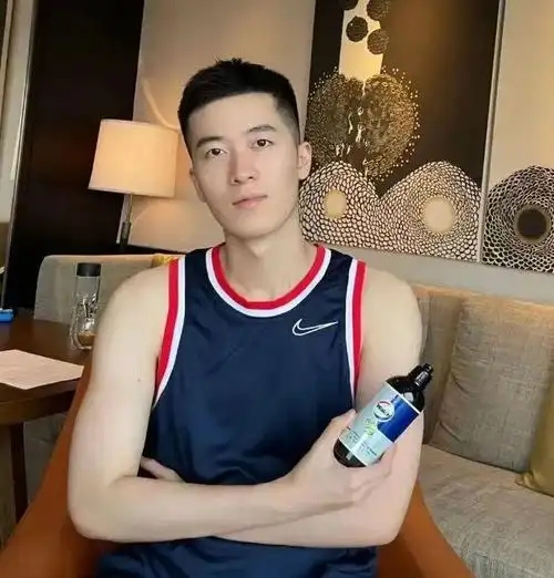 男生头发"又硬又直"别乱来,剪这3款发型更帅气!