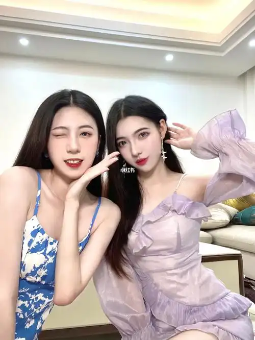 闺蜜拍照姿势合照自拍杂志封面感