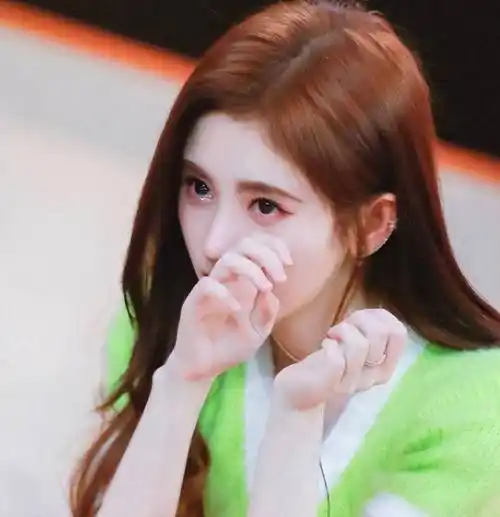 原创年纪相仿的鞠婧祎和郑合惠子差距一个天上一个地下