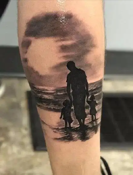家庭亲情主题的17款牵手的背影纹身作品