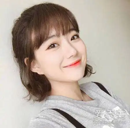 女生小圆脸适合什么样式的短发 脸圆适合什么中短发_爱美网发型