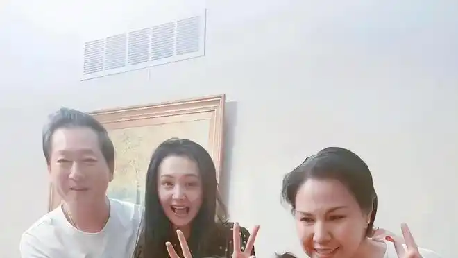 郑爽被爆定居国外孩子已经三岁左右父母帮忙照料生活