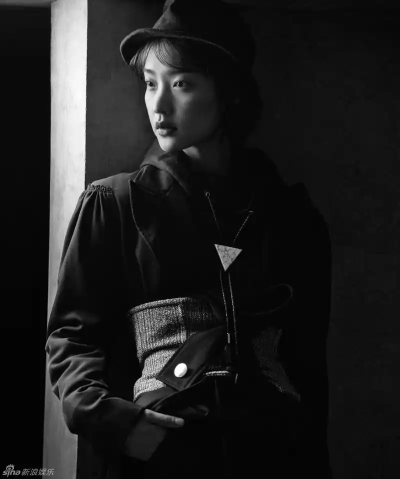 超模杜鹃登杂志封面 气质高冷迷人(组图)