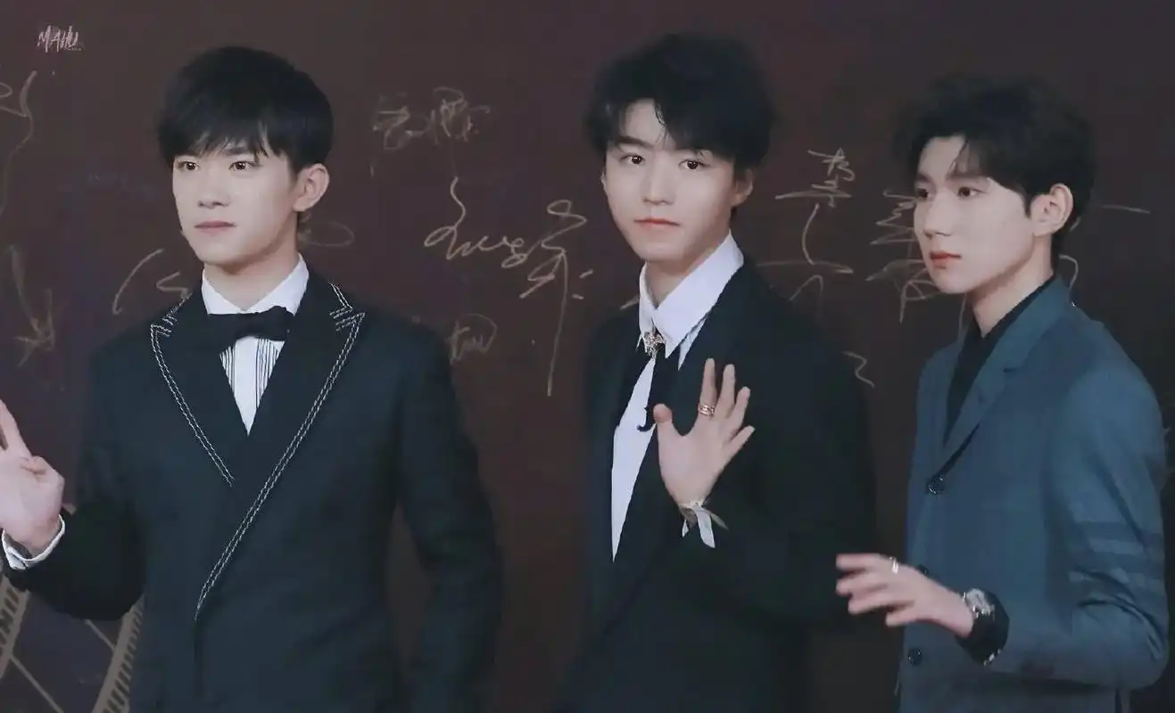 当年还是三个人占六个位置#tfboys - 抖音
