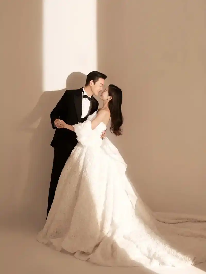 氛围感爆棚的光影婚纱照