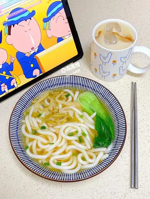 一人食简简单单的一碗60榨菜清汤乌冬面