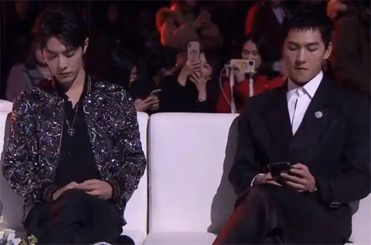 肖战杨洋同坐参加活动,两人无交流,谁注意杨洋做了啥?太尴了