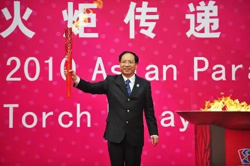 图文:亚残运会圣火广州传递 陈如桂高举火炬