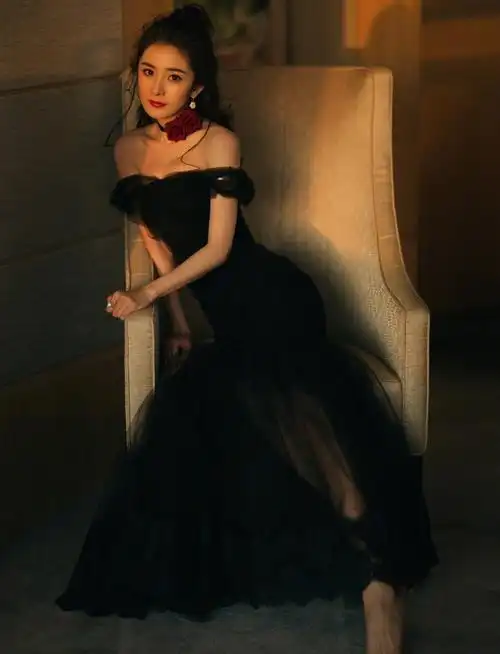 美图系列##杨幂# @杨幂 身穿黑色薄纱礼服裙出席#cosmo时尚美丽盛典