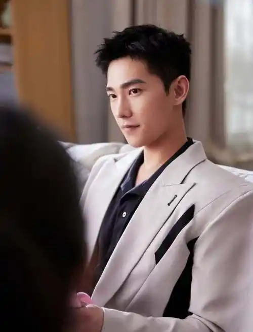 没有太多我们熟知的国文,数学等科目,所以杨洋刚出道时,他的学历也在