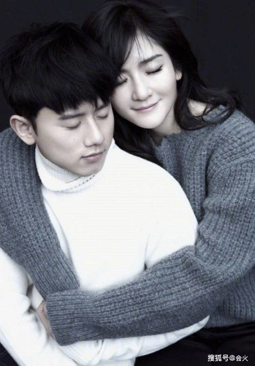 张杰谢娜现身机场全程十指紧扣超甜蜜戴情侣帽低头说悄悄话